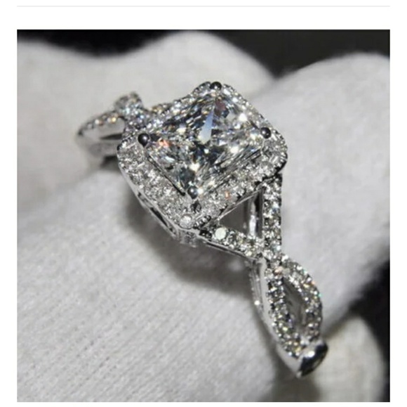 Jewelry - Stunning CZ engagement ring size 7